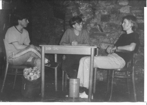 J. Nezhyba, J. Nebeský a P. Marek v představení Pravá ruka recitátora karetních triků, Valašské Meziříčí 1993
